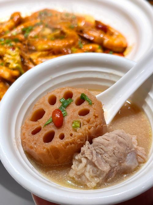 排骨炖藕的做法最正宗的做法高压锅？排骨藕汤怎么炖最好喝高压锅