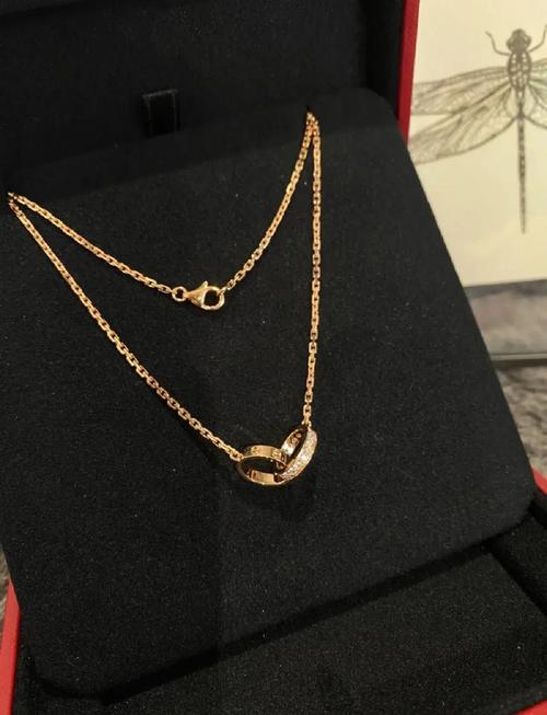 卡地亚双环镶钻石项链？卡地亚love双环带钻项链是一样大吗?