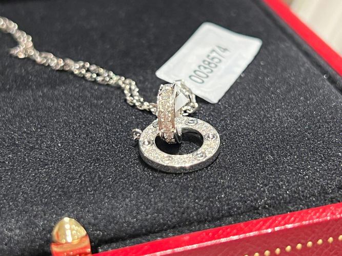 卡地亚双环镶钻石项链?卡地亚love双环带钻项链是一样大吗?