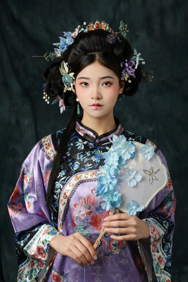 清朝时期的妆面有什么特点？清朝妆容的起源是什么