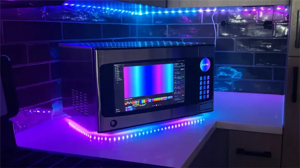 梦幻跨界产品：微波炉改造成PC整机！门作为显示屏、主板置于转盘