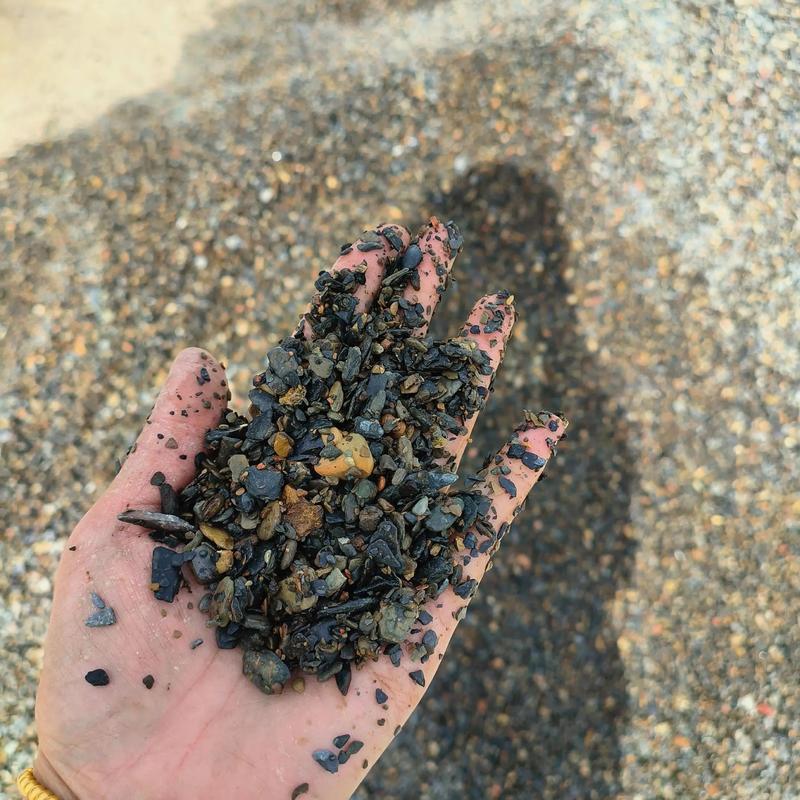 鱼缸底的沙石怎么弄出来?鱼缸底沙子怎么拿出来