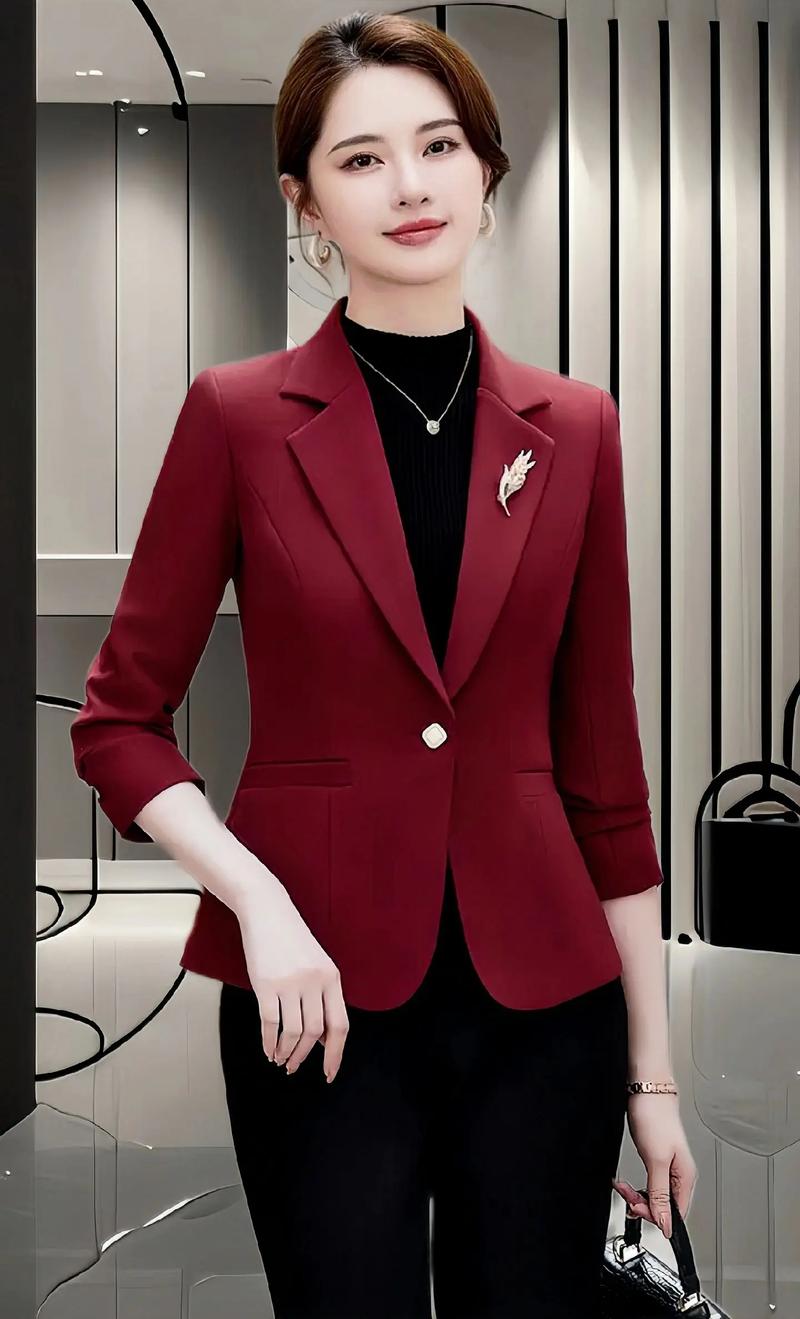 酒红色西装配什么颜色打底衫好看？酒红色西装配什么颜色衬衫