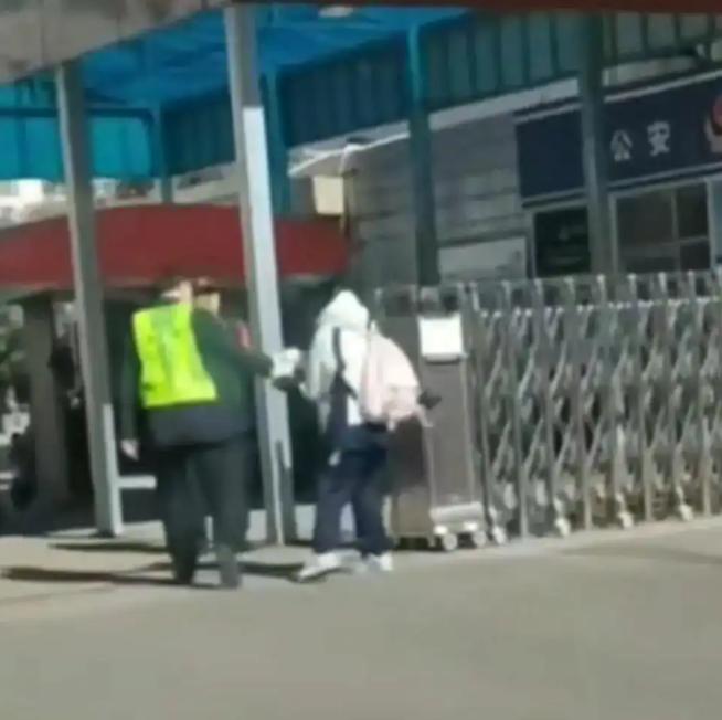 别让一根淀粉肠绑架教育本质!专家呼吁警惕校园过度商业化