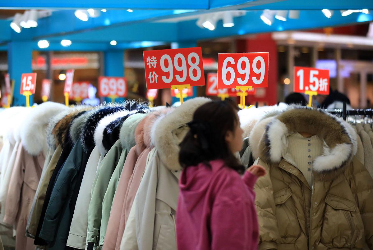 千元羽绒服抢购潮背后:谁在为“冬日奢侈品”买单?