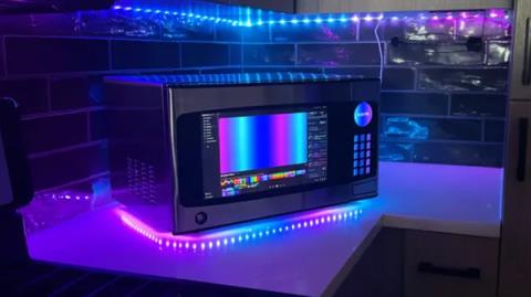 梦幻跨界产品：微波炉改造成PC整机！门作为显示屏、主板置于转盘(图1)