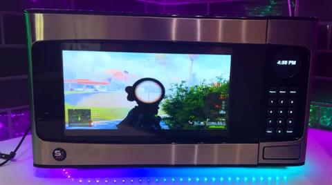 梦幻跨界产品：微波炉改造成PC整机！门作为显示屏、主板置于转盘(图2)