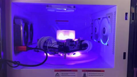 梦幻跨界产品：微波炉改造成PC整机！门作为显示屏、主板置于转盘(图3)