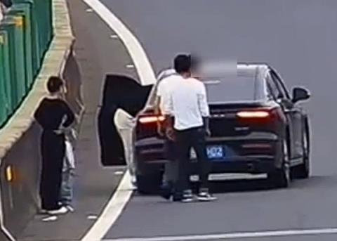 高速上发生事故 一群人在车边打转：险些被撞个正着(图1)