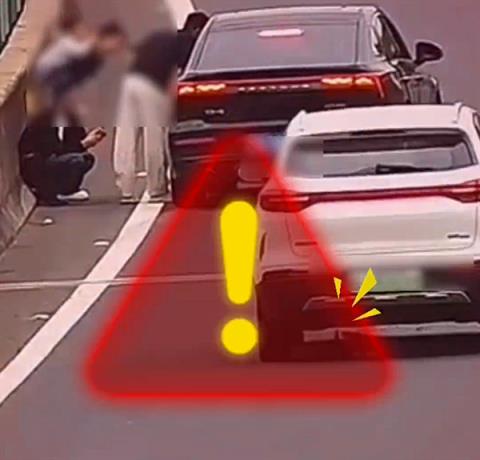 高速上发生事故 一群人在车边打转：险些被撞个正着(图2)