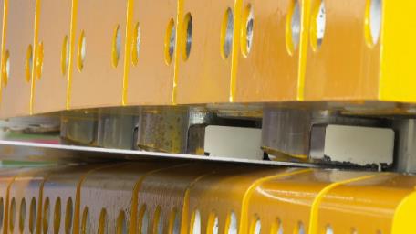 中国航空制造装备重大突破！世界最大蒙皮拉伸机通过验收(图3)