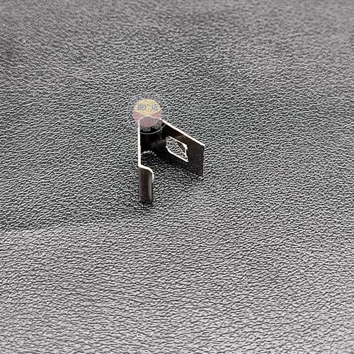 汽车牌照上的扣子怎么拿下来?汽车牌照上的扣子怎么拿下来视频