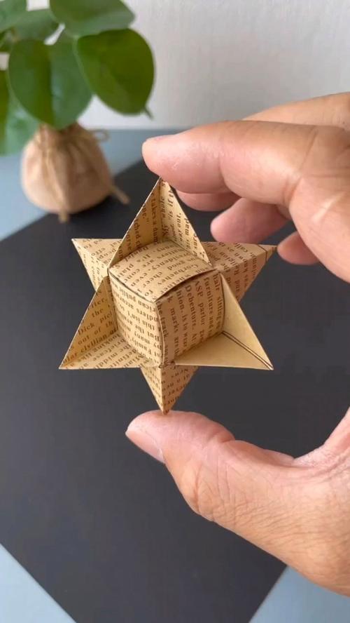 用手工纸折的工艺品?用手工纸折手工