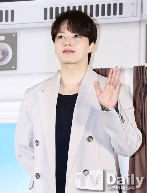 演员吕珍九12月入伍前送给粉丝们的特别礼物!圣水洞快闪店有可能直接遇见本人!