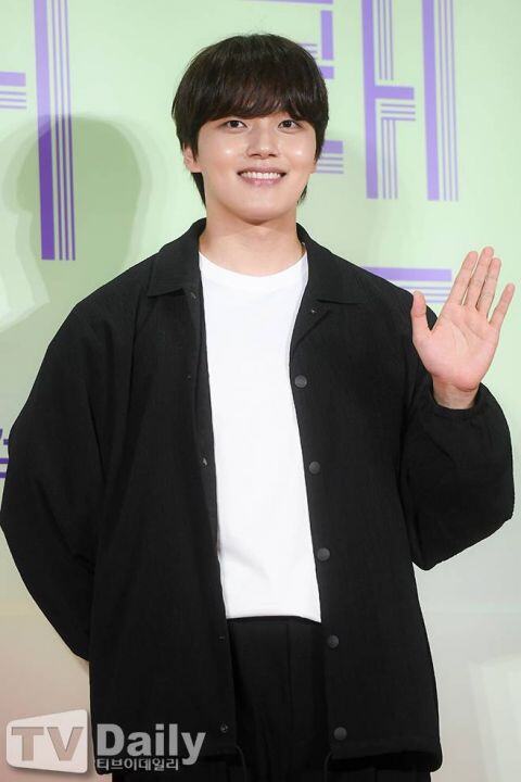 演员吕珍九12月入伍前送给粉丝们的特别礼物!圣水洞快闪店有可能直接遇见本人!