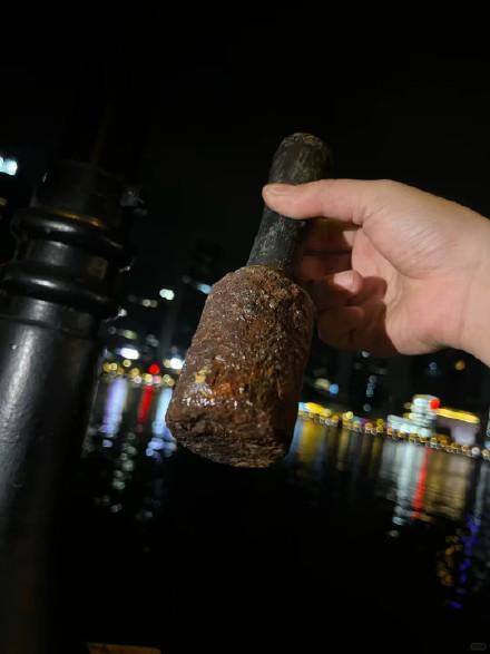 广州钓友珠江边钓上一枚手榴弹 钓到危险品需及时报警处理