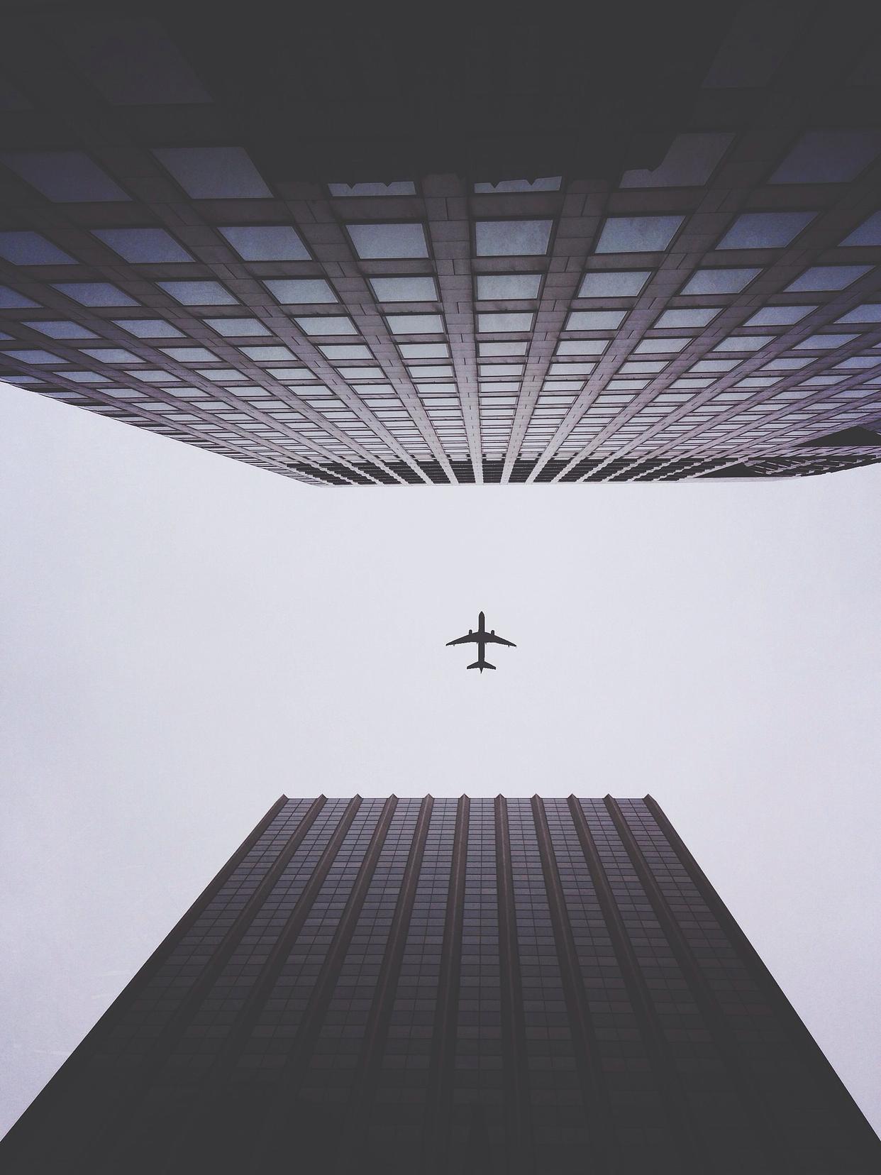 马路惊现“飞机穿楼”奇观:市民拍下绝妙视觉错位瞬间