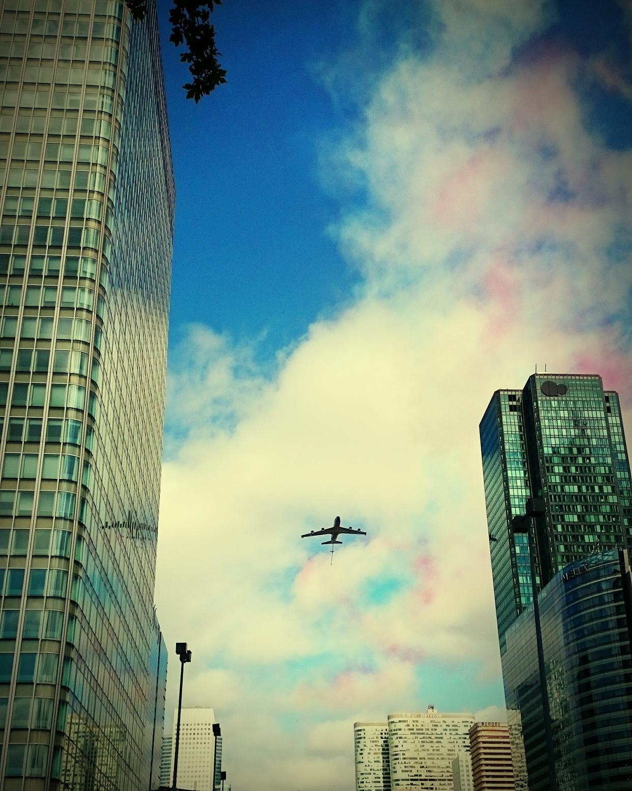 马路惊现“飞机穿楼”奇观:市民拍下绝妙视觉错位瞬间