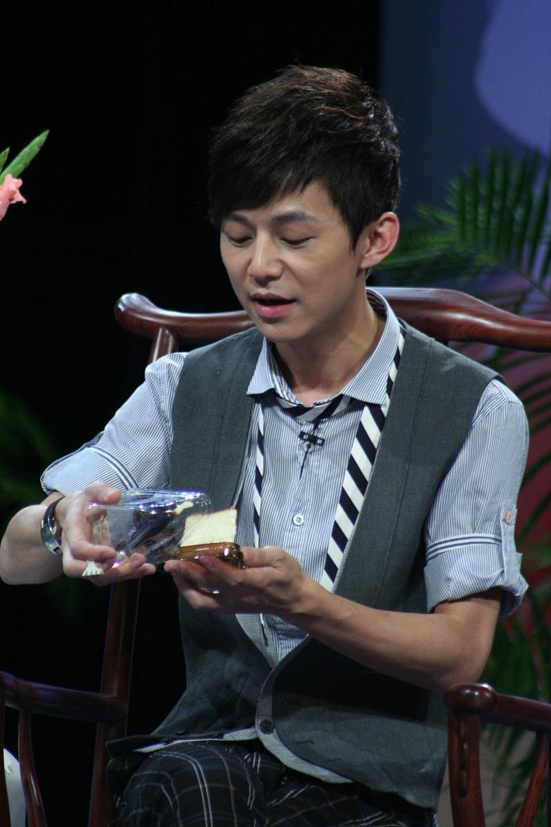 何炅回应衰老焦虑:岁月沉淀智慧?“再干三四十年”的职业宣言