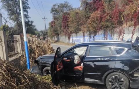 险境求生!15米翻滚坠坡人车无恙 车主复购捷途山海L7PLUS(图1)