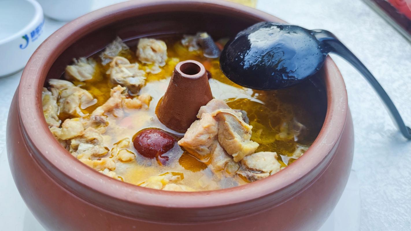 汽锅鸡用冷水还是热水？汽锅鸡正宗做法放水吗