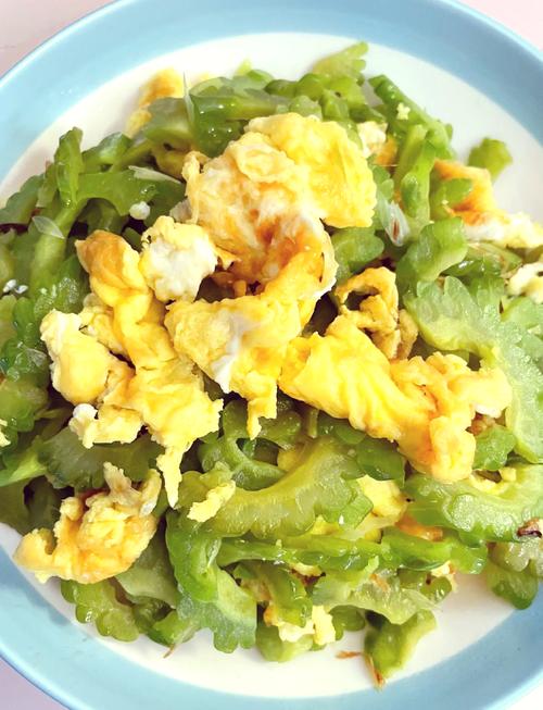 苦瓜炒鸡蛋先放苦瓜还是鸡蛋?苦瓜炒鸡蛋先炒啥