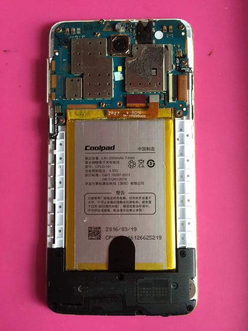 酷派手机8722v如何放卡？酷派手机如何插卡