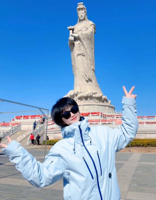 蓝色冲锋衣配什么颜色鞋？蓝色冲锋衣配什么内搭