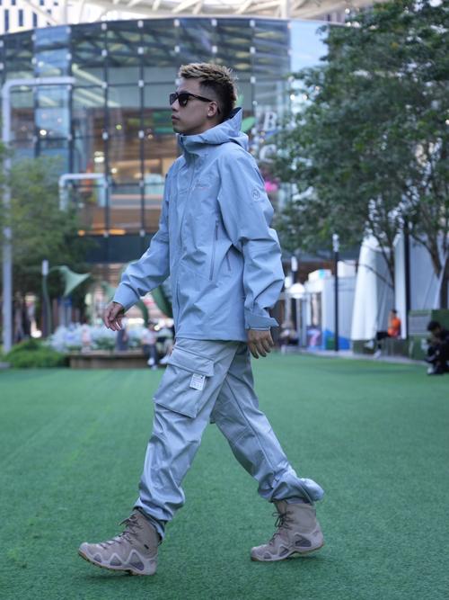蓝色冲锋衣配什么颜色鞋?蓝色冲锋衣配什么内搭