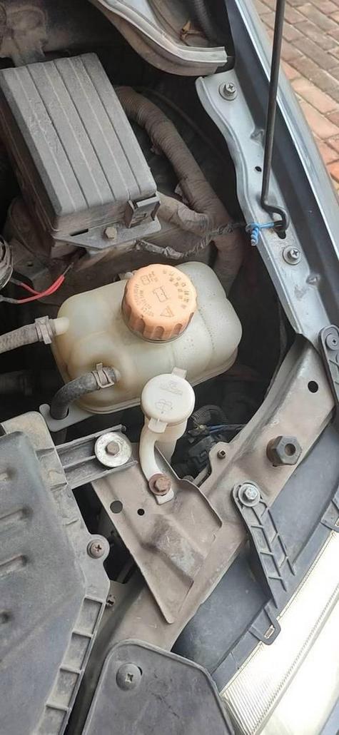 汽车水箱冒水最简单三个原因?汽车水箱往出喷水怎么回事