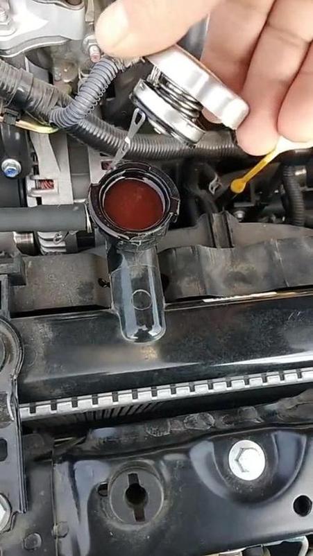 汽车水箱冒水最简单三个原因?汽车水箱往出喷水怎么回事