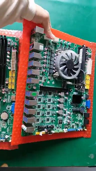 神奇主板竟然有36个USB接口！可惜是Intel老平台 还都是USB-A(图1)