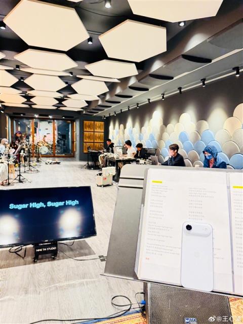 王心凌晒自拍照:新换的iPhoneAir抢镜(图3)