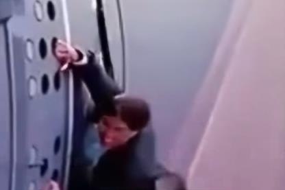 时速260公里！女博主徒手扒飞机：模仿汤姆·克鲁斯名场面(图2)