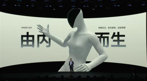 会走猫步！小鹏发布新一代人形机器人IRON：用上全固态电池(图3)