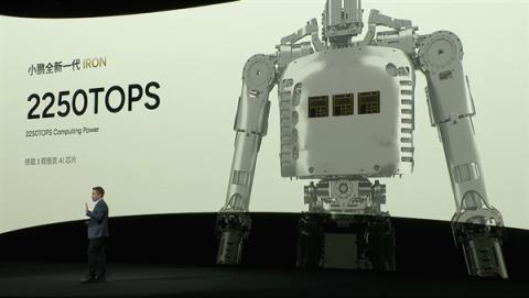 会走猫步！小鹏发布新一代人形机器人IRON：用上全固态电池(图8)