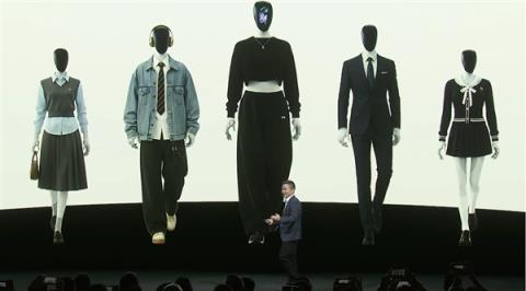 会走猫步！小鹏发布新一代人形机器人IRON：用上全固态电池(图10)