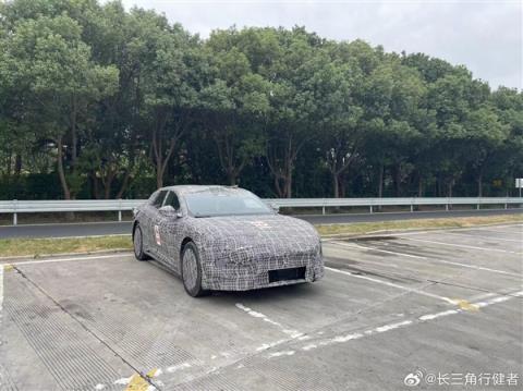 神秘新车现身高速服务区 知情人士称系阿维塔06猎装版(图1)
