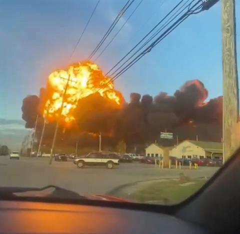 载有14万升燃油！美国UPS一货机坠毁爆燃：已致7人死亡(图2)