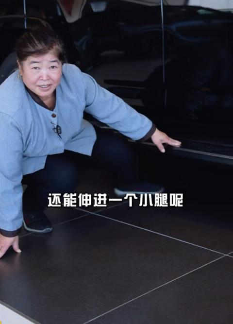 爆火！58岁保洁阿姨拍“土味说车”视频出圈：这黢黑大轱辘你喜欢吗(图2)
