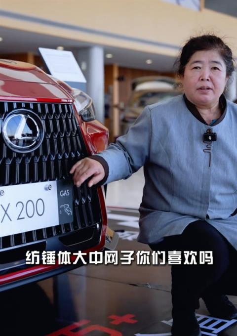 爆火！58岁保洁阿姨拍“土味说车”视频出圈：这黢黑大轱辘你喜欢吗(图5)