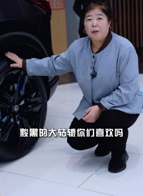 爆火！58岁保洁阿姨拍“土味说车”视频出圈：这黢黑大轱辘你喜欢吗(图6)