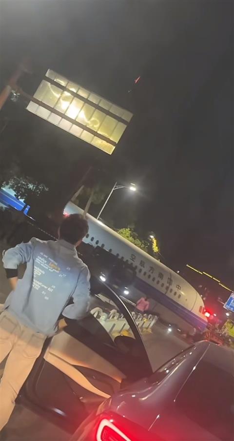 男子拍到武汉街头出现飞机 官方回应：系旧机拆解转运(图1)