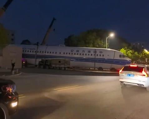 男子拍到武汉街头出现飞机 官方回应：系旧机拆解转运(图2)