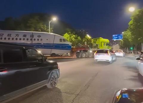 男子拍到武汉街头出现飞机 官方回应：系旧机拆解转运(图3)