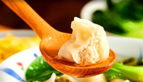 游客投诉点的馄饨上来抄手：店主解释二者为同一食物(图1)