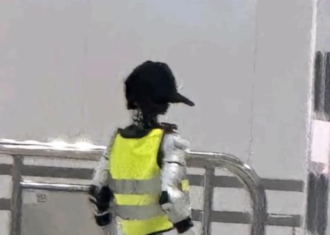 是否裁人引热议!深圳地铁启用机器人担任安检员(图2)