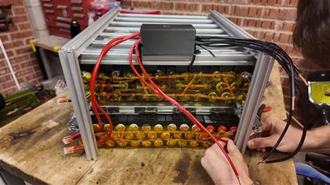 DIY大神使用500个一次性电子烟:成功为自己房屋供电!(图1)