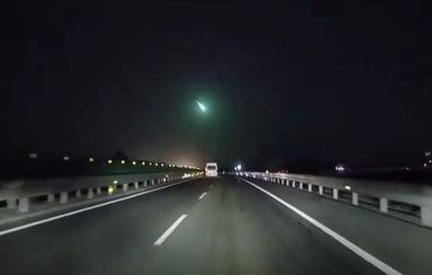 北方多地夜空现不明发光飞行物：不排除人造物体坠落(图1)