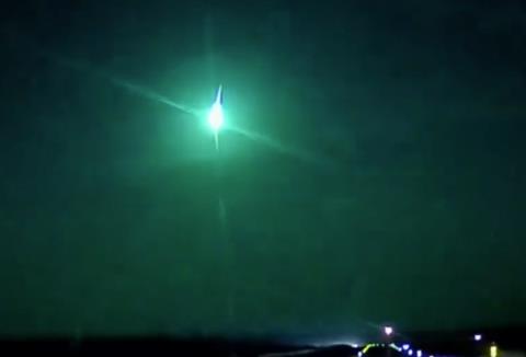 北方多地夜空现不明发光飞行物：不排除人造物体坠落(图2)